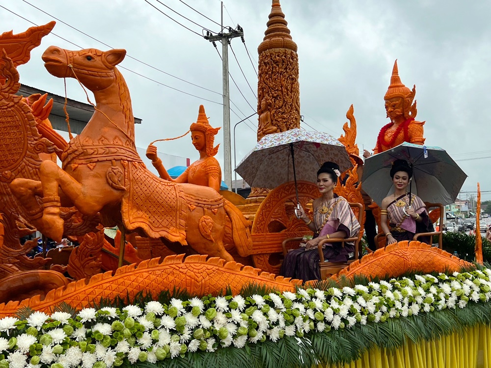 ชาวกุดสิม ร่วมสืบสานประเพณีแห่เทียนเข้าพรรษา พร้อมโชว์อัตลักษณ์วิถีชีวิตชาวผู้ไท