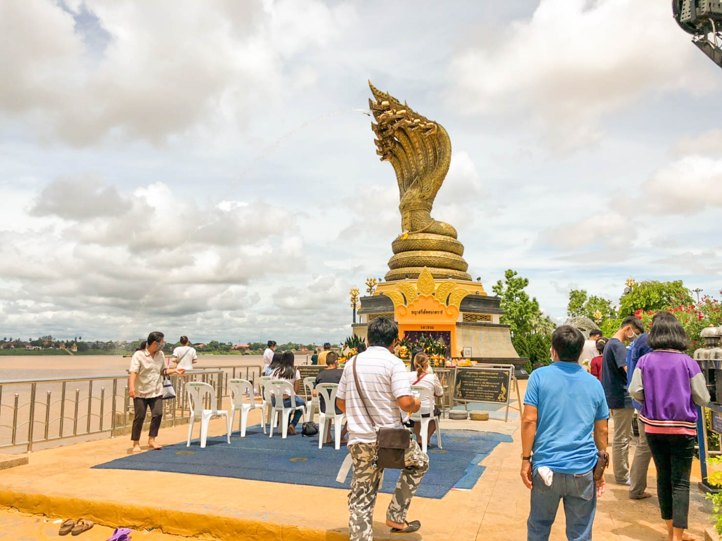นครพนมสุดคึกคักช่วงวันหยุดหลังโควิดซา  นักท่องเที่ยวแห่ทำบุญไหว้พญานาค 