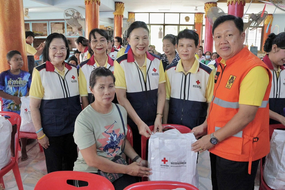 รองผู้ว่าฯ พิษณุโลก นำทีมกาชาด มอบถุงยังชีพช่วยผู้ประสบภัยน้ำท่วมบางระกำ 