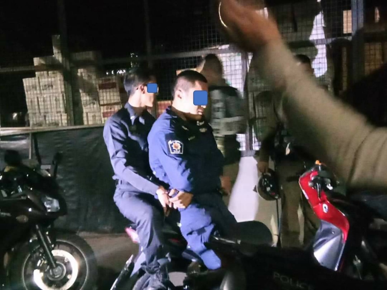 ตำรวจเมืองราชบุรีรวบ 2 โจ๋แต่งเครื่องแบบตำรวจออกตรวจโชว์สาว  