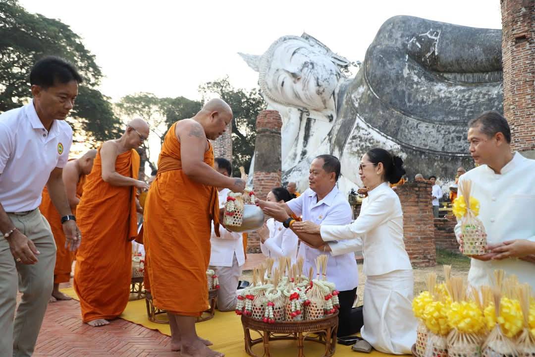จังหวัดอ่างทองจัดพิธีทำบุญตักบาตรเนื่องในวันมาฆบูชา พ.ศ.2568 ณ วัดขุนอินทประมูล