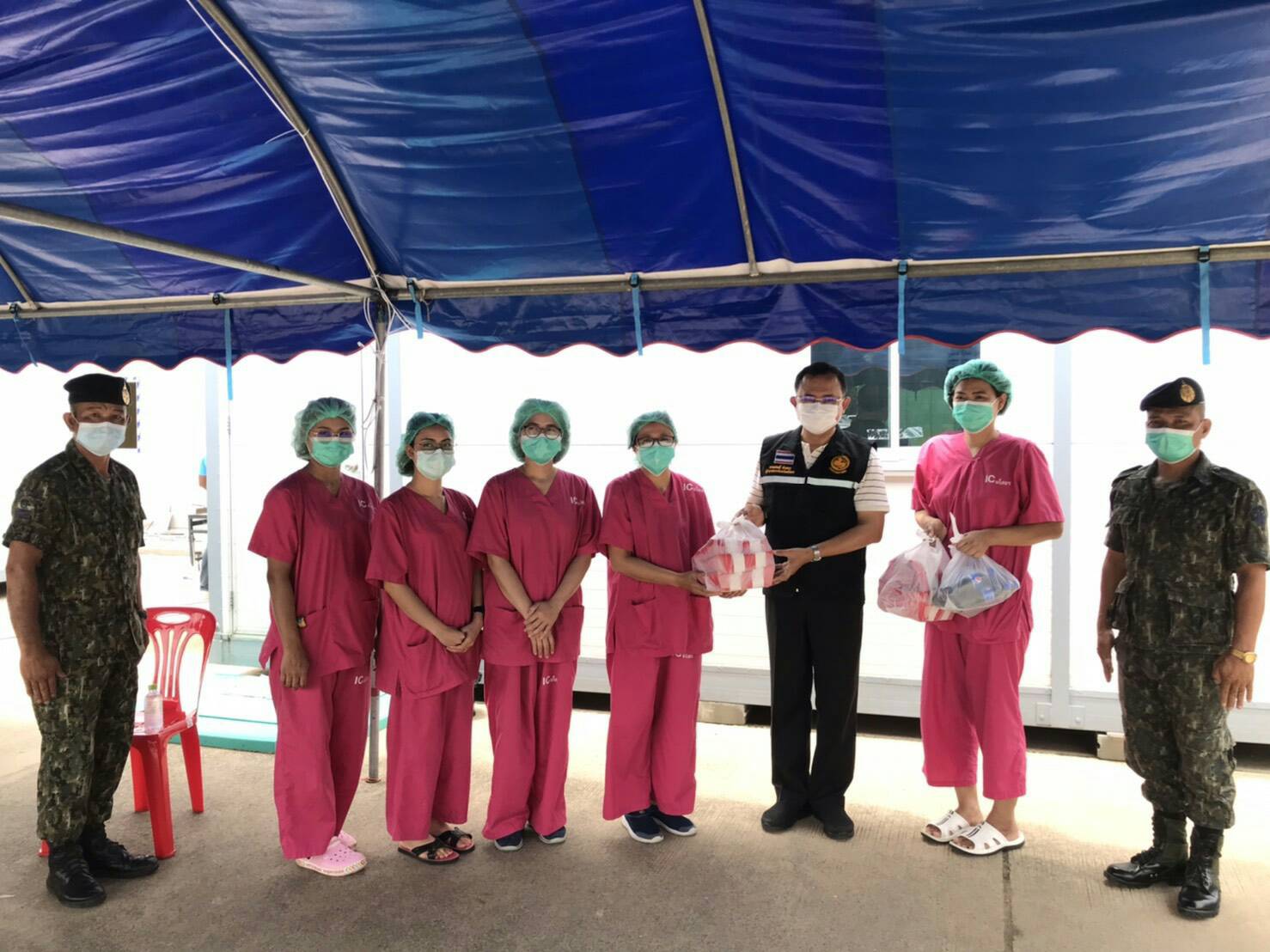 พ่อเมืองยโสธร ตรวจเยี่ยมให้กำลังใจบุคลากรทางการแพทย์ศูนย์พักคอยค่ายลูกเสือเมืองยศ