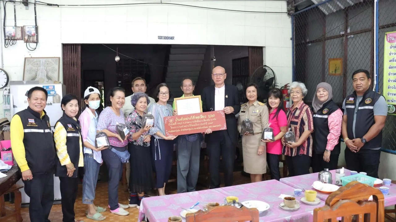 นครตรัง มอบป้ายเชิดชูเกียรติให้กับบ้านตัวอย่างวิถีพอเพียง