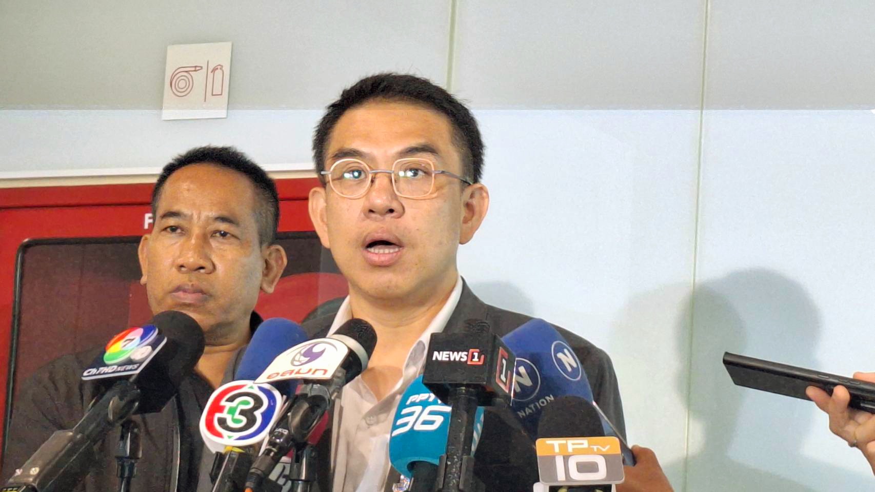 “วิโรจน์” ป้อง “เชตวัน” ไม่มีเอี่ยว “ผู้ช่วยสส.” กรรโชกทรัพย์ 