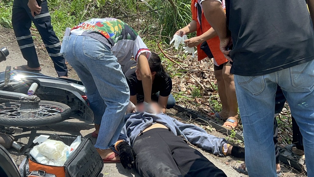 หวิดดับ!! พนง.บริษัทถูกรถไม่ทราบชนิดเฉียว จยย.ตกข้างทาง อาการสาหัส