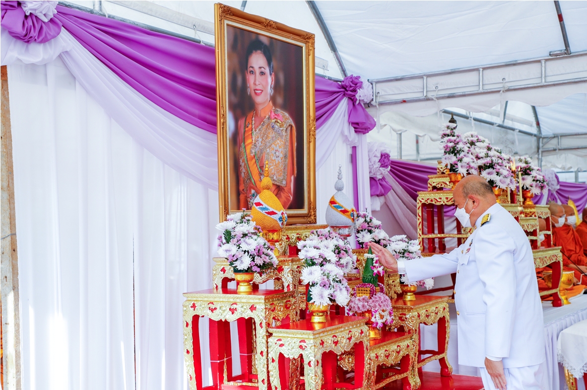 ผู้ว่าฯ บุรีรัมย์ นำพสกนิกร ร่วมทำบุญตักบาตร ถวายพระราชกุศล สมเด็จพระราชินี