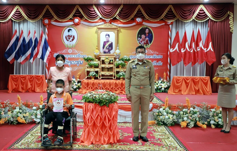 ผู้ว่าฯสุโขทัย มอบทุนการศึกษาแก่เด็กออทิสติก เด็กพิการ และเด็กพิเศษ ในมูลนิธิคุณพุ่ม 