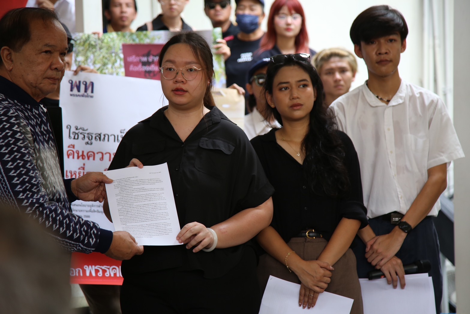 "รุ้งปนัสยา" จี้นายกฯ "เศรษฐา" ตรวจสอบขั้นตอนการรักษา "บุ้งทะลุวัง" ให้เคลียร์ ลั่นอังคารนี้เจอกัน