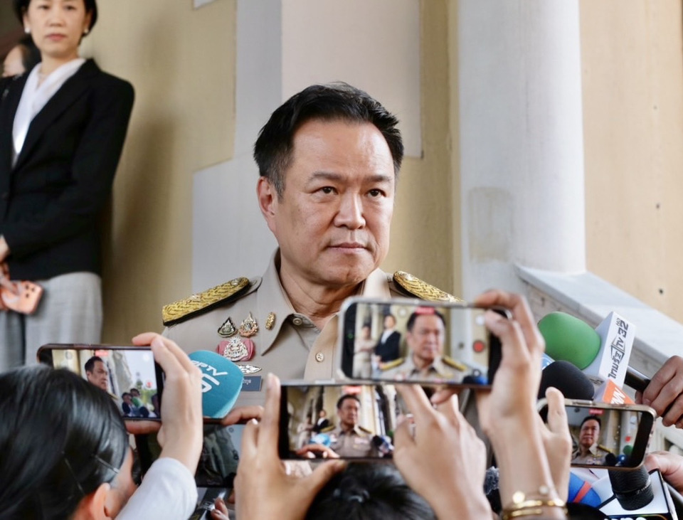 “อนุทิน” แจง ยุบสภาฯอยู่ที่สถานการณ์ จำเป็นก็ไม่มีทางเลือก แต่ ปชช.จะลำบาก บอกช่วยคนไม่ได้หวังคะแนน สาธุท่วมหัว คะแนนนิยม 15 % 