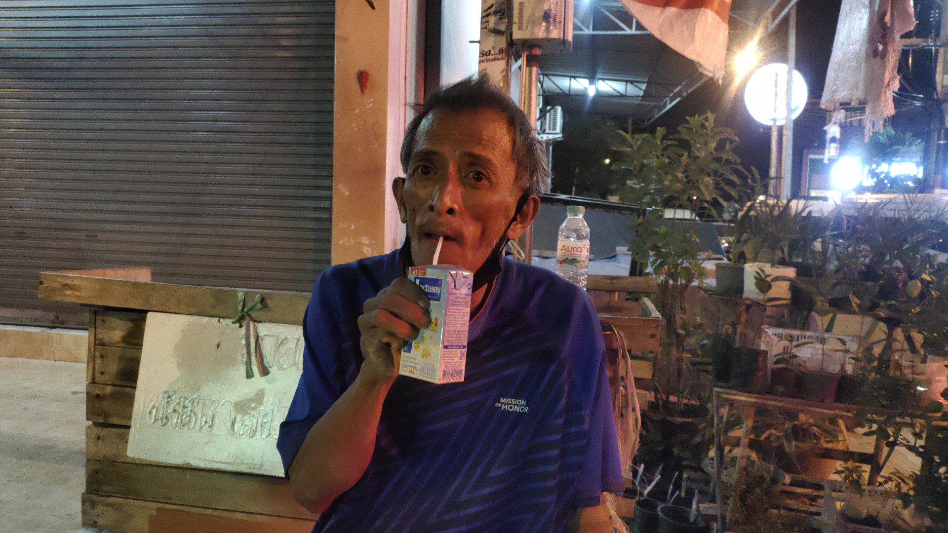ชาวบ้านล้อมจับลุงวัย 53 อ้างมีคนตามทําร้าย หนีปีนหลังคาบ้านคนอื่น 