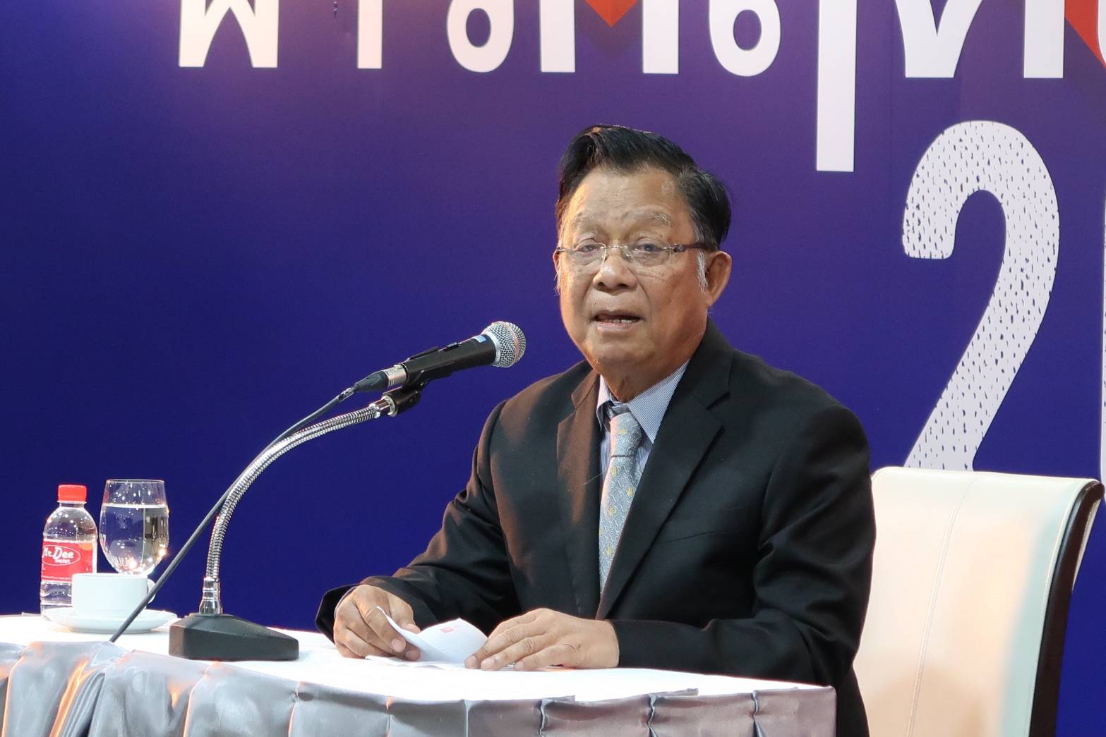 "ดร.โกร่ง" ซัด รัฐบาลโง่เขลา ขาดความรู้ศก. ชี้ ต้นปีเผาจริง ปลายปีเก็บกระดูกลอยอังคาร