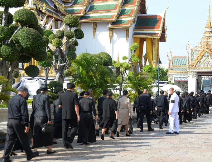 “พสกนิกร”หลั่งไหลกราบถวายบังคมพระบรมศพ “พระพันปีหลวง” วานนี้กว่า 6 พันคน ยอดรวมสะสมทะลุ 1.8 แสน