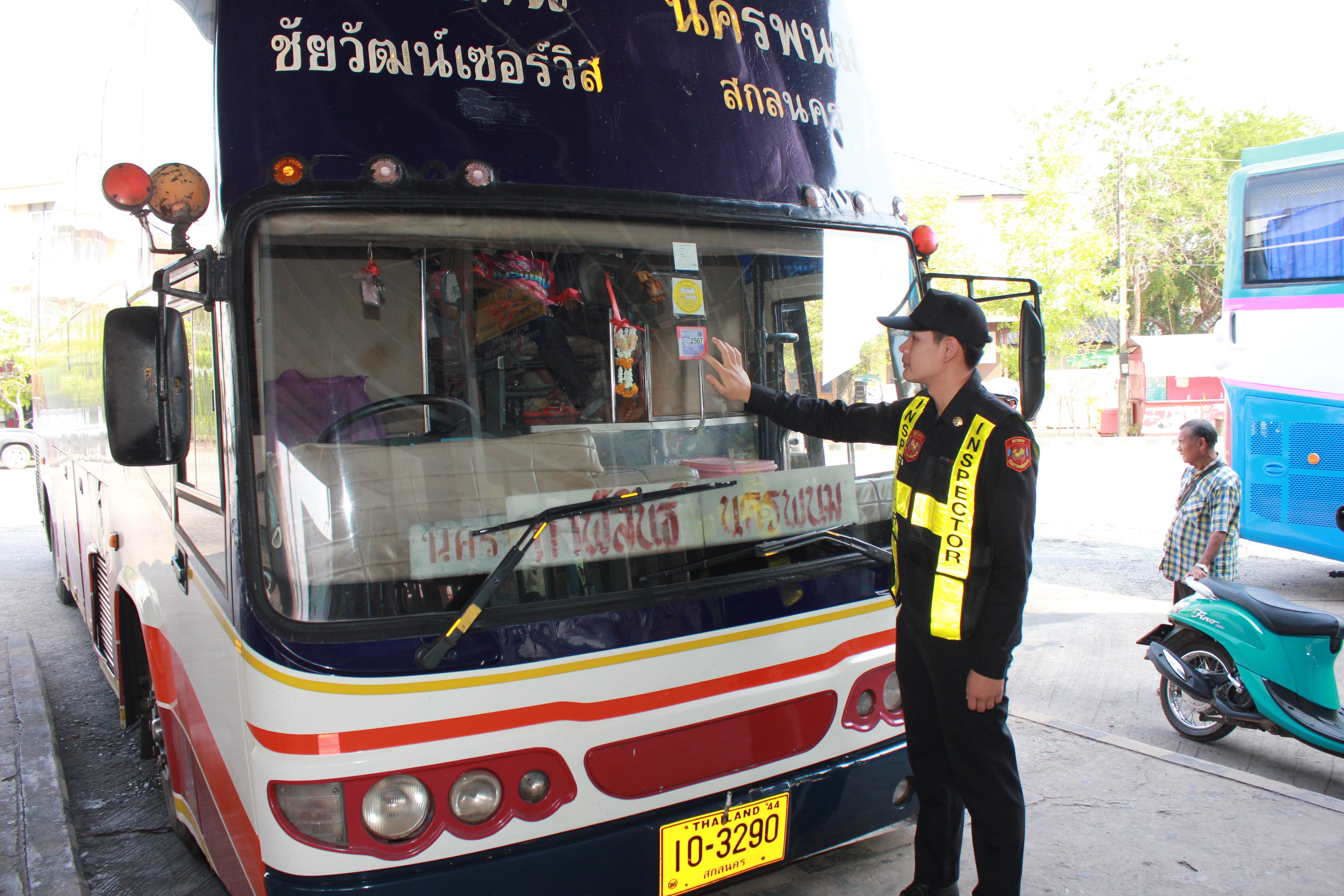 ขนส่งฯเผยตรวจ "รถโดยสาร-พขร." ทั่วปท. ช่วงสงกรานต์กว่าแสนคัน เตือนห้ามฉวยโอกาสเอาเปรียบผดส. เจอลงโทษขั้นสูงสุด