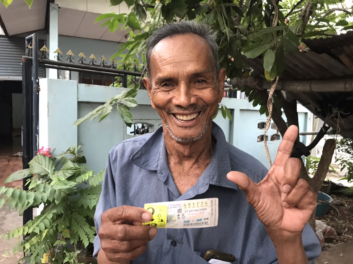 โผล่อีกคน! เศรษฐีใหม่ชัยภูมิ ปู่วัย73ถูกหวย6ล้านรวยพลิกชีวิต 