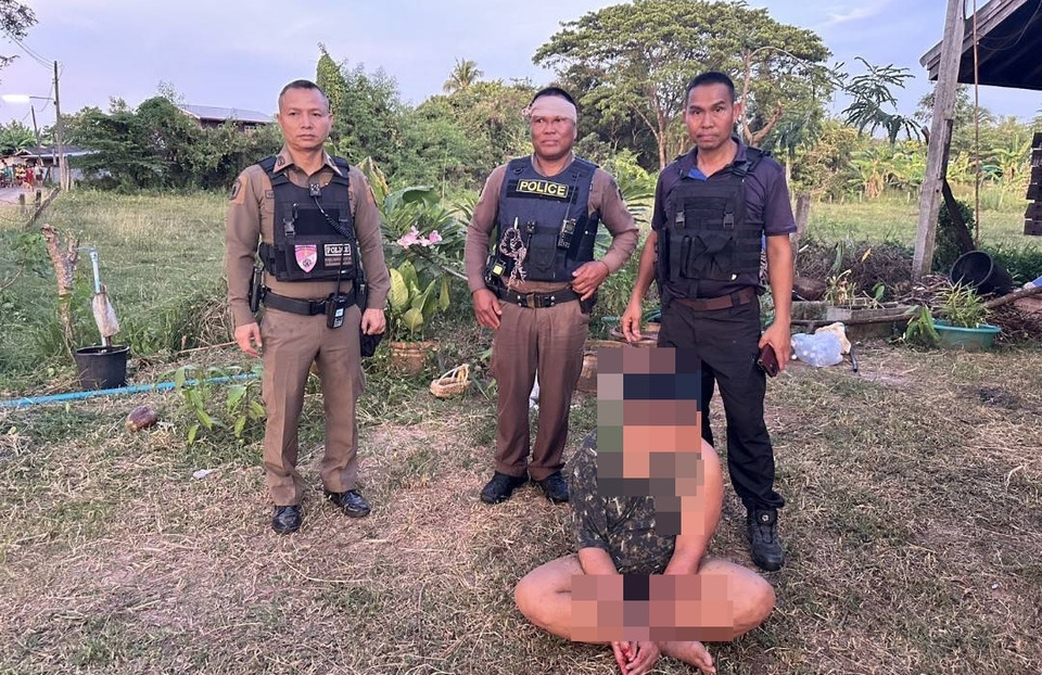 ชายคลุ้มคลั่งใช้มีดทำร้ายตำรวจหนองบัวลำภู บาดเจ็บ 2 นาย ก่อนถูกจับ