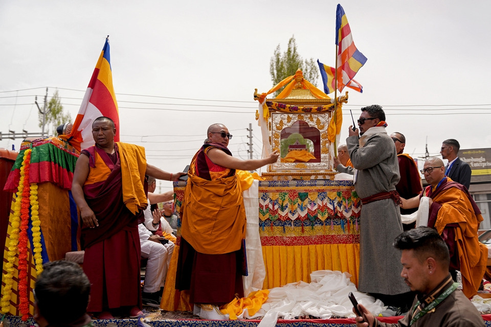 ดินแดนศักดิ์สิทธิ์! "พระสงฆ์" เมืองเลห์! ร่วมขบวนแห่รับ "พระบรมสารีริกธาตุ" 