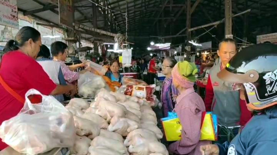 คึกคักวันจ่ายตรุษจีน ตลาดลานสักแจกตะกร้าเฮง เชื่อใส่เงินใส่ทองรับโชค