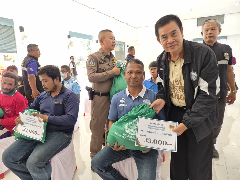 บุรีรัมย์มอบเงินเยียวยาเกษตรกรชายแดน หลังโค-กระบือตายช่วงสู้รบ