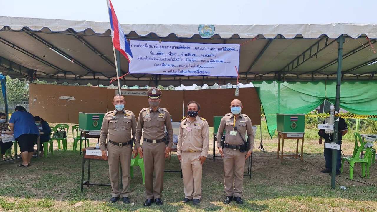 ตำรวจภูธรฯร้อยเอ็ด ลงพื้นที่ตรวจสอบดูแลความสงบเรียบร้อยในการเลือกตั้ง