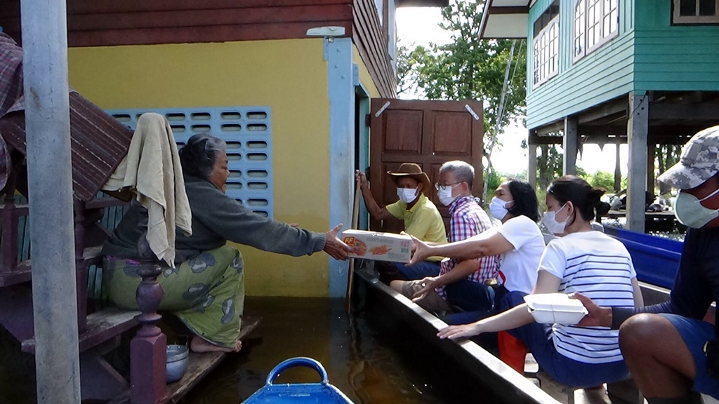 อดีตผู้ว่าฯปู ควงภรรยาพายเรือแจกผัดไท-บะหมี่กึ่งสำเร็จรูป ช่วยประชาชนพื้นที่น้ำท่วม