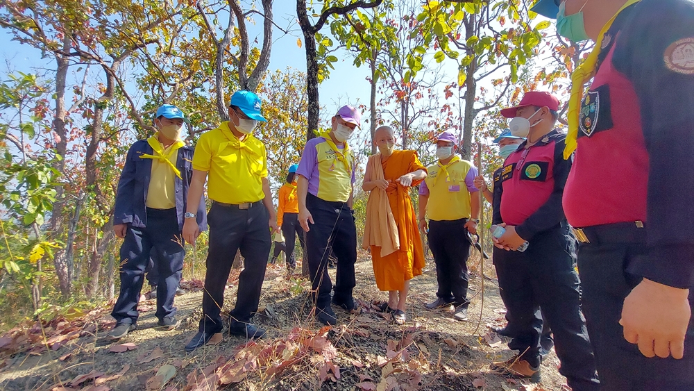 ศูนย์ฯจิตอาสาพระราชทานแพร่ นำ ขรก.พร้อมเครื่องมืออุปกรณ์ทำแนวกันไฟ ป้องกันไฟป่า วัดดอยเล็ง