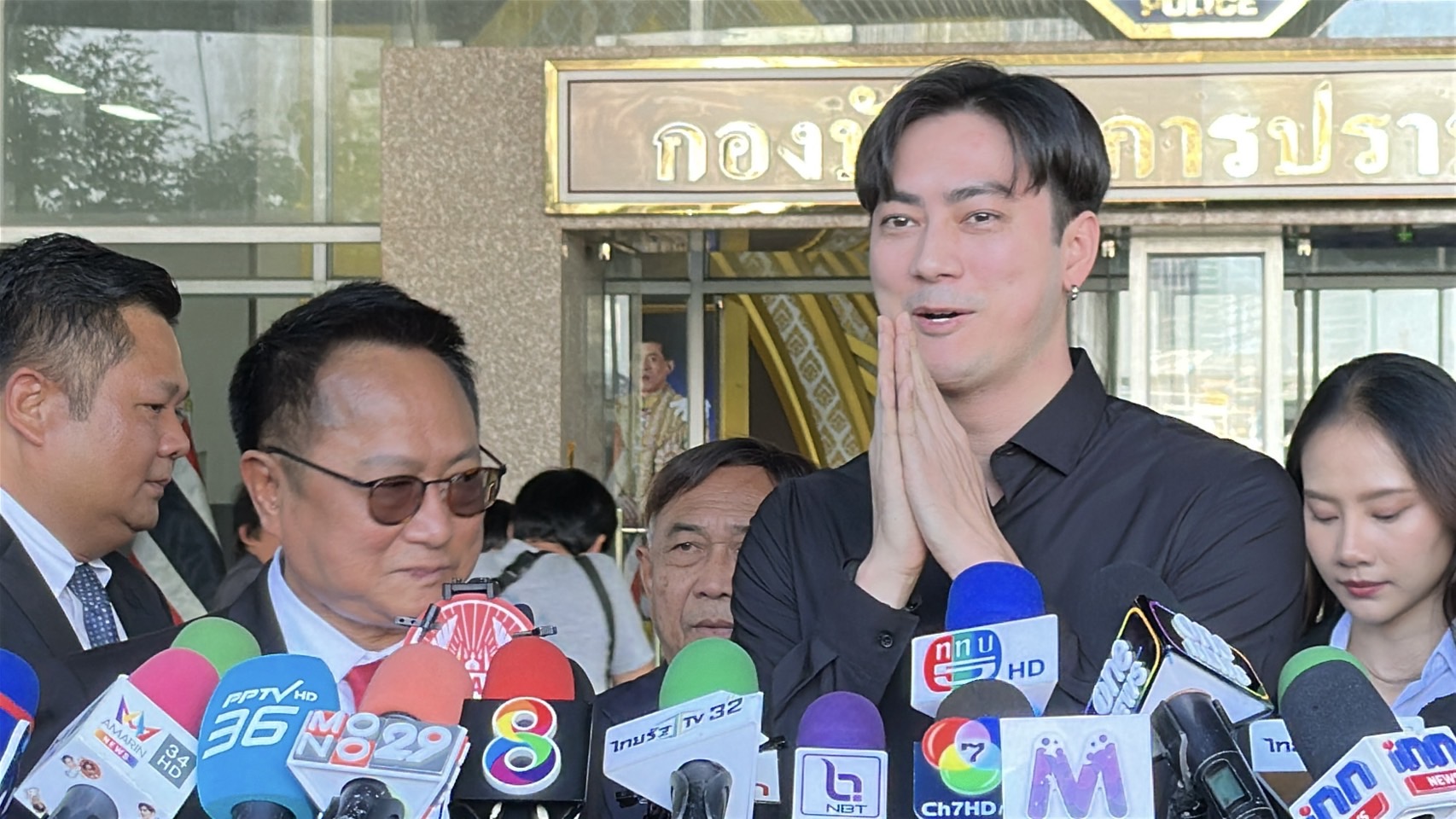 มาตามนัด! "ฟิล์ม-รัฐภูมิ โตคงทรัพย์" เข้าพบพนักงานสอบสวนตามหมายเรียกข้อหาพยายามกรรโชกทรัพย์