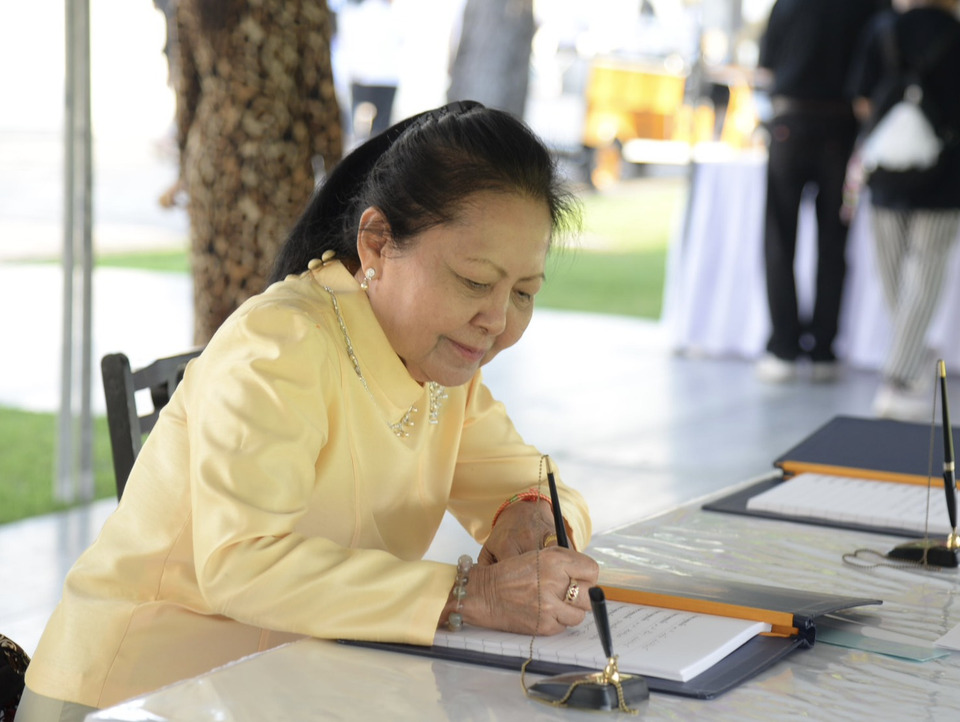 “ประชาชน” หลั่งไหลลงนามถวายพระพรเนื่องในโอกาสวันขึ้นปีใหม่ 2569 ในพระบรมมหาราชวัง พระราชทานปฏิทินหลวงเป็นสิริมงคล