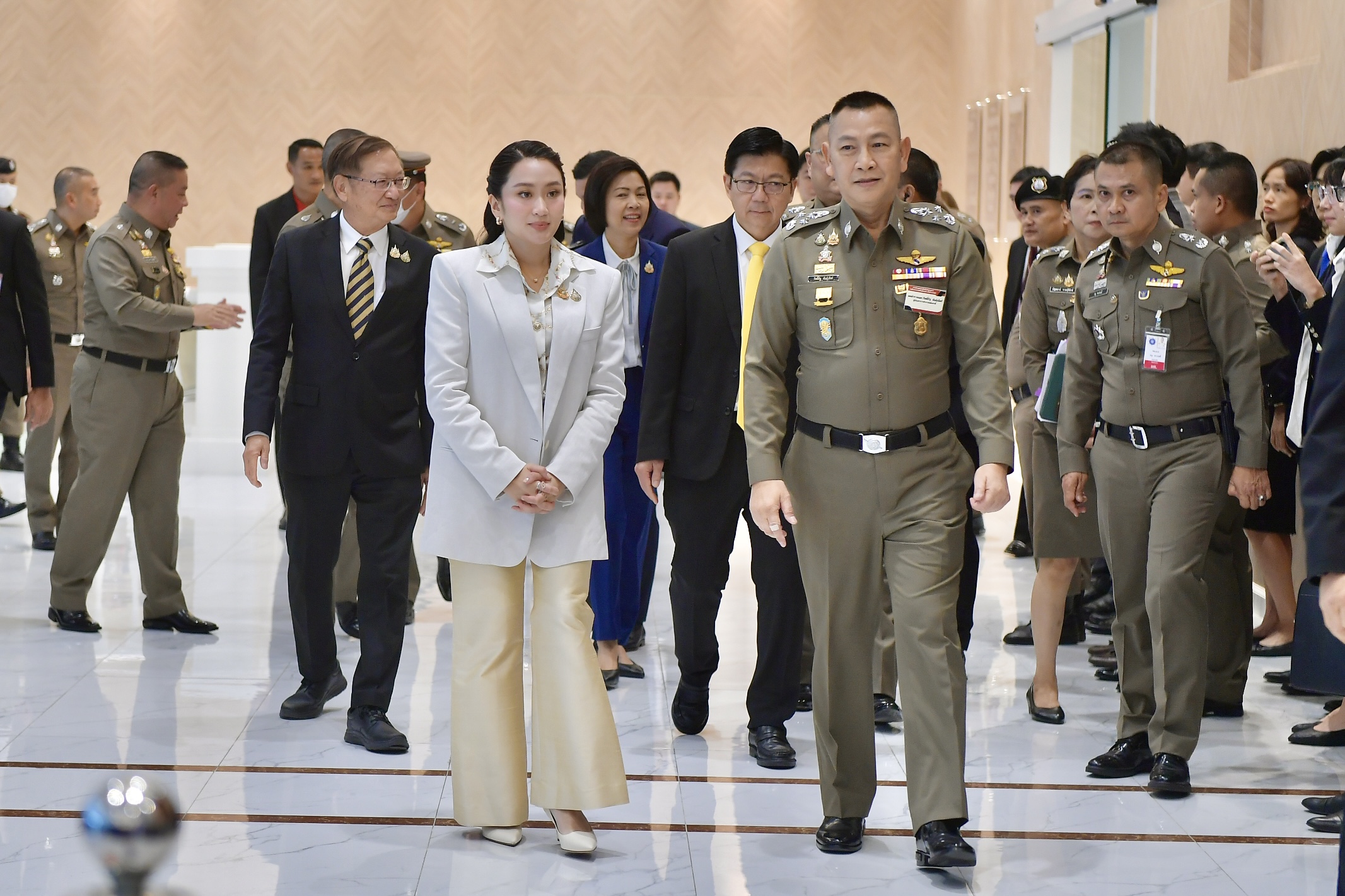 "นายกฯ" ประชุมหัวหน้าส่วนราชการ  ขอทำงานใกล้ชิดไม่มีกำแพง พร้อมซัพพอร์ต ย้ำเร่งเบิกจ่ายงบ 69 เน้นโครงการเร่งด่วนก่อน 