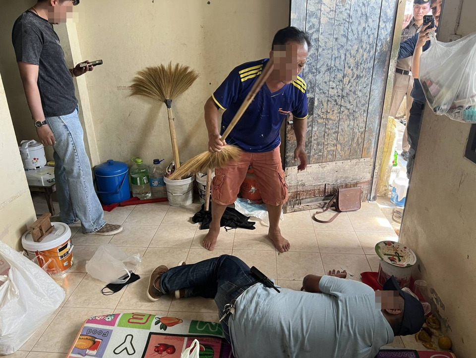 สามีโหด! ทำร้ายภรรยาดับคาห้องเช่าเมืองภูเก็ต “เพื่อนบ้าน” แฉดื่มหนักทะเลาะซ้ำซาก ตำรวจคุมตัวแจ้งข้อหาหนัก