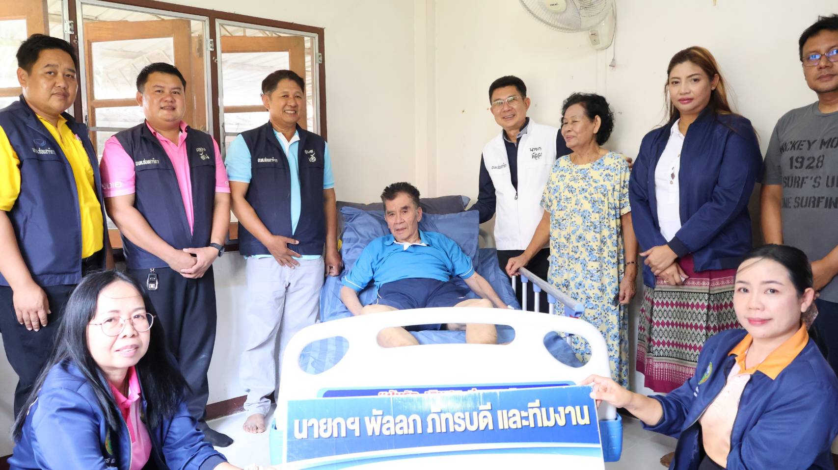 นายกอบต.ช่องสาริกาและคณะบริหารนำเตียงคนไข้ไปมอบไห้ผู้ป่วยติดเตียงบรรเทาความเดือดร้อน
