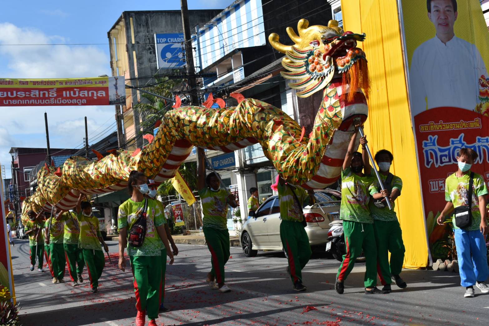สตูลไทยเชื้อสายจีนแห่เกี้ยว “พระกิวอ๋อง”พร้อมขบวนร่างทรง สิงโต-มังกรทองออกโปรดลูกหลาน