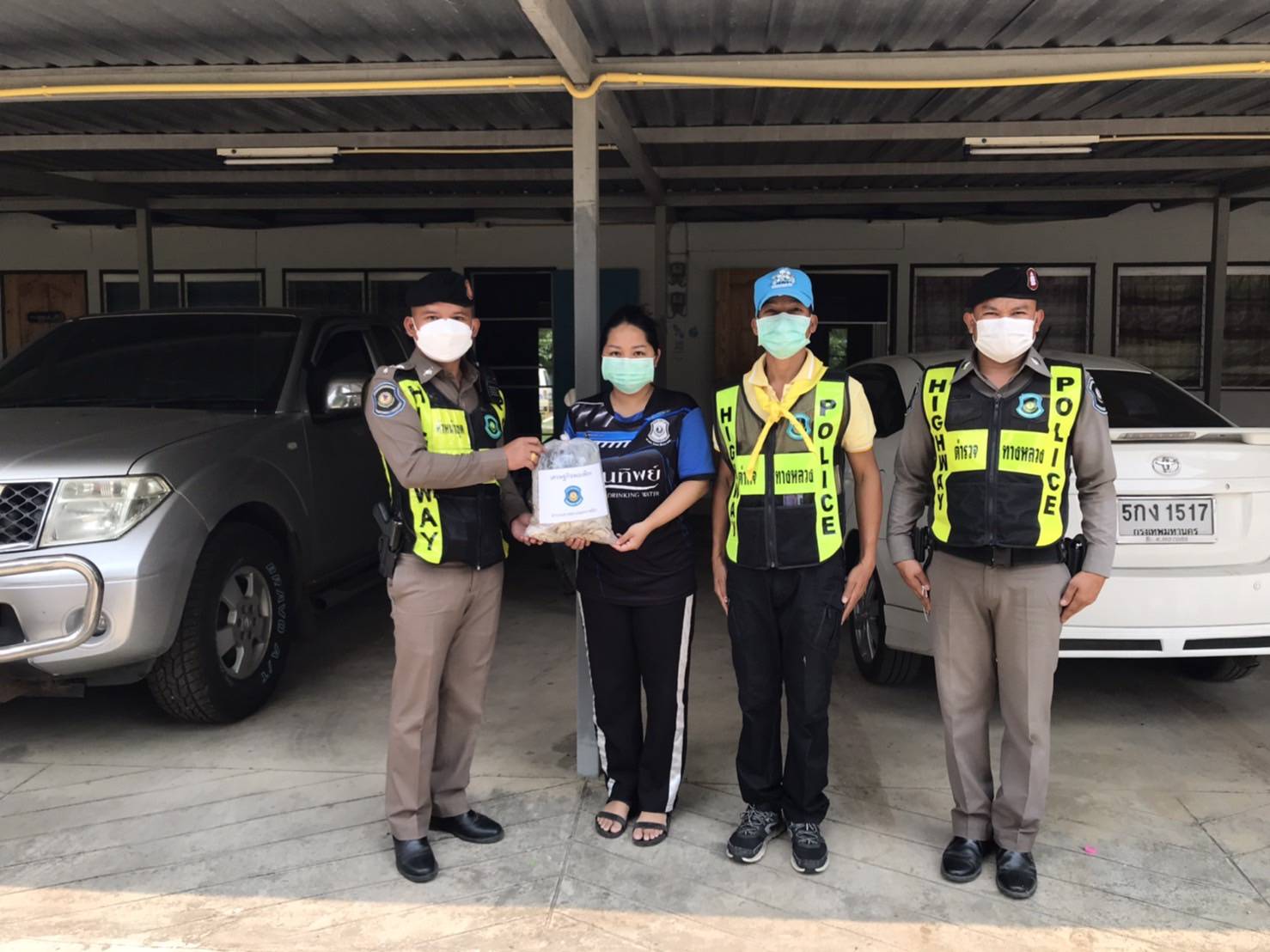 ตำรวจทางหลวงโคราชร่วมสู้โควิด  เก็บเห็ดปลอดสารพิษช่วยชาวบ้าน 