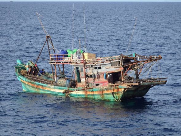 จับเรือประมงเวียดนาม ลอบคราดปลิงทะเล 2 ลำ พร้อมรวบลูกเรือ 10 คน