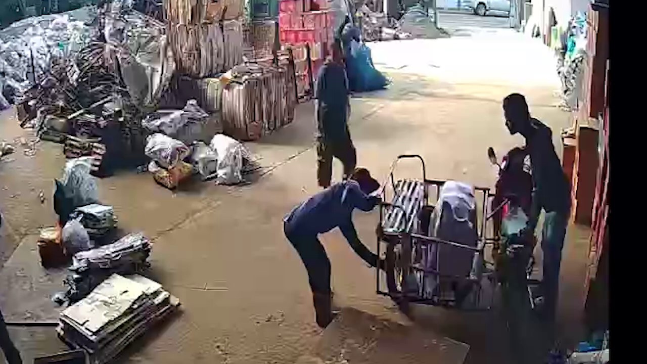 ตำรวจสภ.นางรองจับคนร้ายขโมยรถไถนามีหลักฐานชัดแต่ยังปฏิเสธ