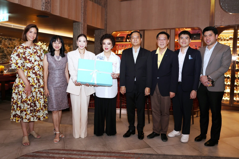 ฉลองวันคล้ายวันเกิดให้กับ " จรรยา สว่างจิตร" ลูกค้าคนพิเศษ