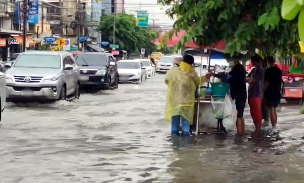 ฝนตกหนัก!! น้ำท่วมถนนนวลจันทร์ตลอดทั้งเส้น 