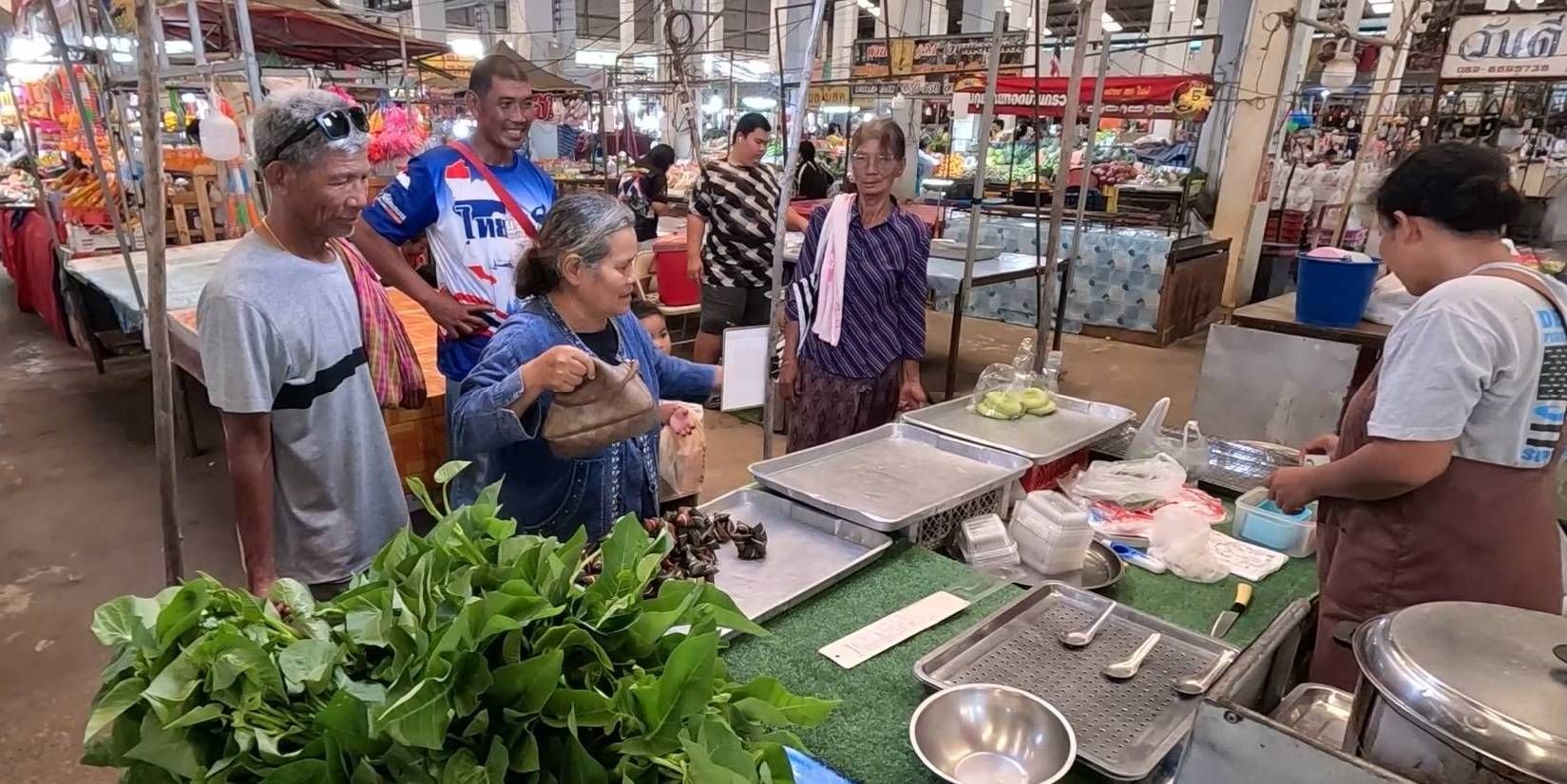 คึกคัก! แห่ซื้อของไหว้ “แซนโฎนตา” แนวชายแดนบุรีรัมย์ สืบสานประเพณีบูชาบรรพบุรุษ