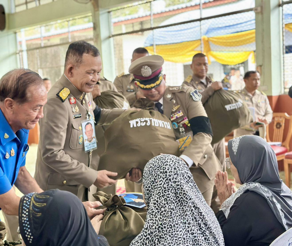 "ในหลวง" โปรดเกล้าฯให้องคมนตรี เชิญถุงพระราชทานและเครื่องอุปโภคบริโภค มอบแก่ราษฎรที่ประสบอุทกภัยในพื้นที่ จ.สุราษฎร์ธานี