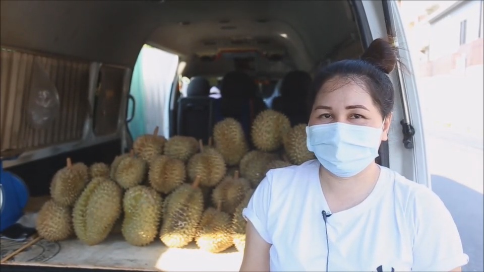 ใจสู้! พนักงานขับรถตู้'สายกรุงเทพ-ระยอง'ตกงาน ใช้เงินเยียวยาลงทุนเปิดท้ายรถตู้ขายทุเรียน