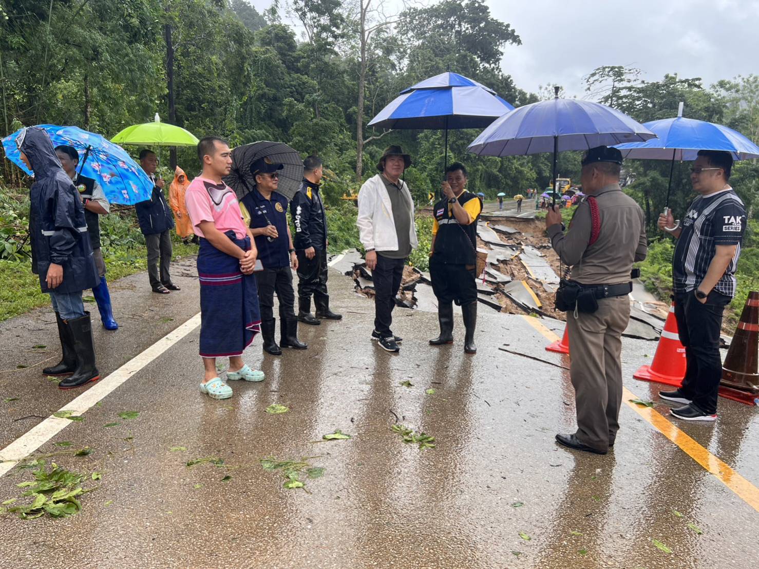 "สส.ปั้น" -​พ่อเมืองตาก ลงพื้นที่ตรวจสอบถนนทรุดตัว​ พร้อมช่วยเหลือ ประชาชน