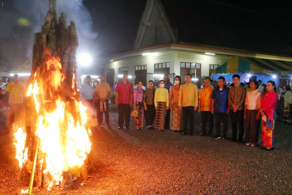 หาดูยาก!! ชาว อ.กะปงสืบสานประเพณีครั้งพุทธกาล ทำบุญให้ทานไฟ