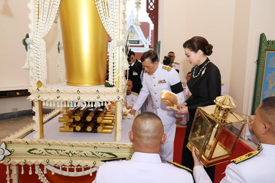 "ในหลวง-พระราชินี" พระราชทานเพลิงศพ นายแพทย์ปราเสริฐ ปราสาททองโอสถ 