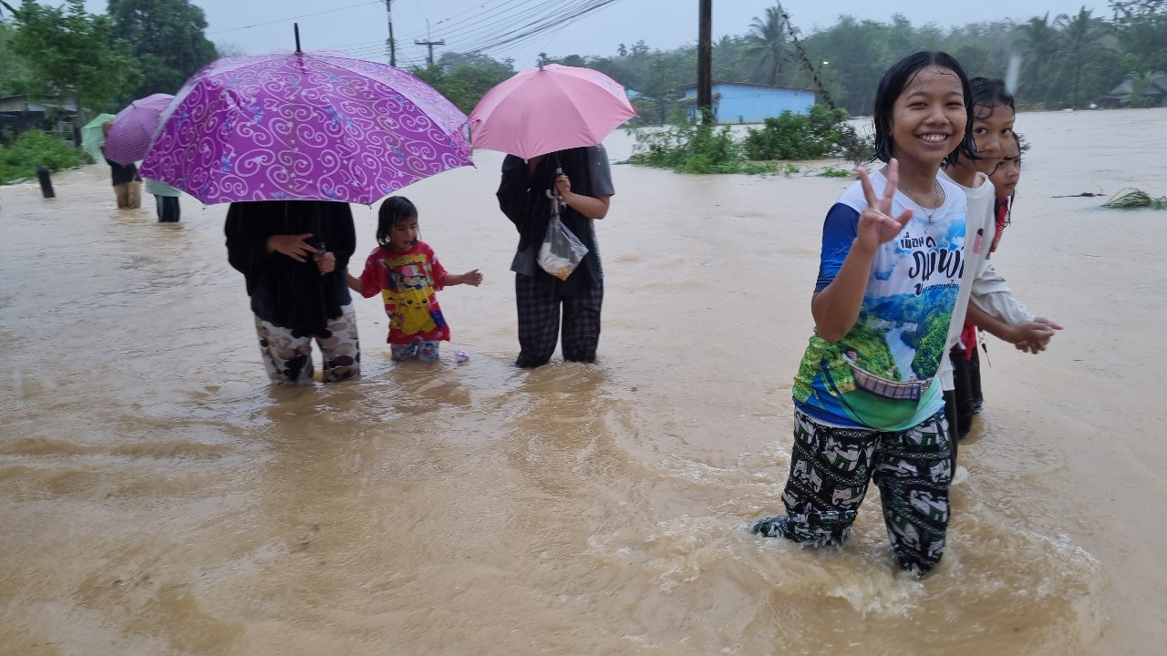 สงขลาท่วมแล้ว7อำเภอ​ บางหมู่บ้านเจอน้ำป่าถล่มหนัก