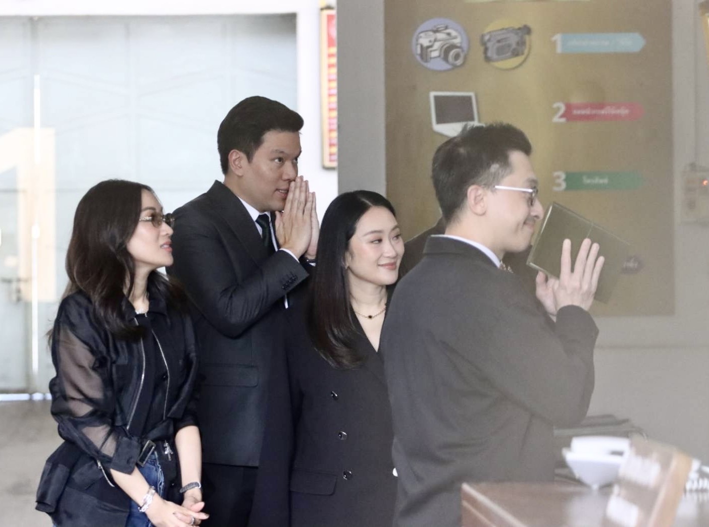 แพทองธาร–พินทองทา พร้อมสามี เข้าเยี่ยม "ทักษิณ" คุกคลองเปรม นำจดหมายน้อยของหลานให้คุณตา