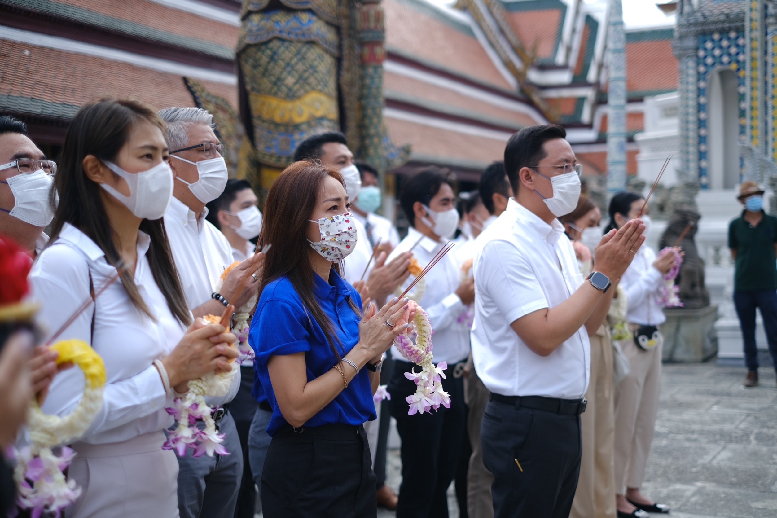 "พุทธิพงษ์" นำ 5 "อดีตส.ส.กทม." สักการะวัดพระแก้ว-ศาลหลักเมือง ก่อนเปิดตัวเข้า "ภท." 