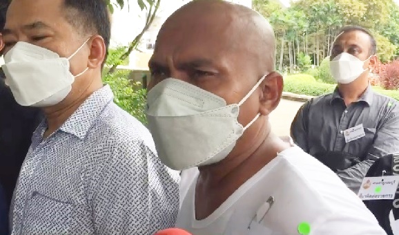 'หมอปลา' พร้อมทนายไพศาลและแม่บาส   เข้ายื่นประกันตัว 'บาส' มือมีดคู่ที่ศาลอาญาธน