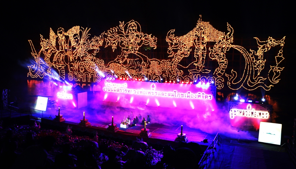 แห่เที่ยวงานตรุษจีนพิจิตร-นมัสการหลวงพ่อเพชร "งานไหลเรือไฟ"