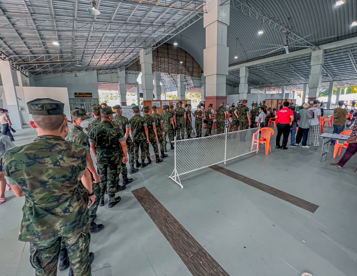 เลือกตั้งล่วงหน้าคึกคัก​ ผู้ว่าฯตราดควงภรรยาร่วมลงคะแนน​​ เตือนขรก.วางตัวเป็นกลาง