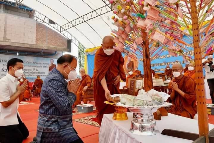  อบจ.เพชรบูรณ์ ร่วมพิธีทอดผ้าป่าสร้างอาคาร  หลวงปู่บุญทัน ฐิตสีโล 7 ชั้น โรงพยาบาลบึงสามพัน 