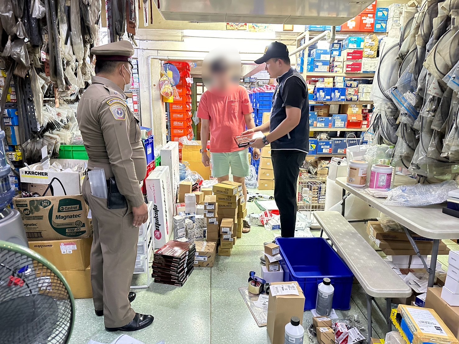 ค้นโกดังย่านสายไหมหลังอะไหล่รถปลอมระบาดหนักพบของกลางกว่า 1,032 ชิ้นมูลค่าเสียหายหลักล้าน 